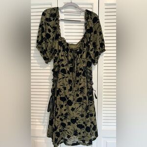 Cider curve green stretchy dress with black velvet roses